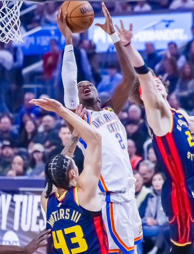 （体育）篮球——NBA常规赛：勇士不敌雷霆-3.jpg