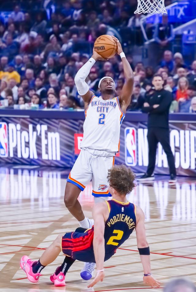 （体育）篮球——NBA常规赛：勇士不敌雷霆-5.jpg