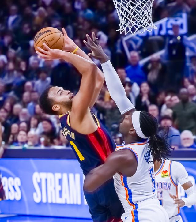（体育）篮球——NBA常规赛：勇士不敌雷霆-4.jpg