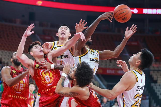 #（体育）篮球——CBA常规赛：辽宁本钢胜深圳马可波罗-8.jpg