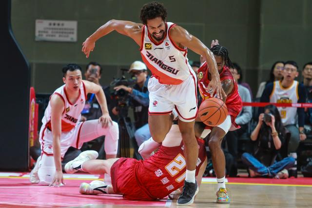 #（体育）篮球——CBA常规赛：深圳马可波罗胜江苏肯帝亚-2.jpg