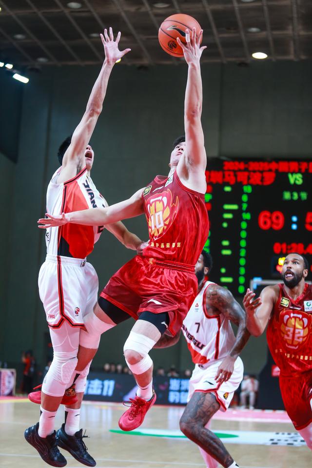 #（体育）篮球——CBA常规赛：深圳马可波罗胜江苏肯帝亚-3.jpg