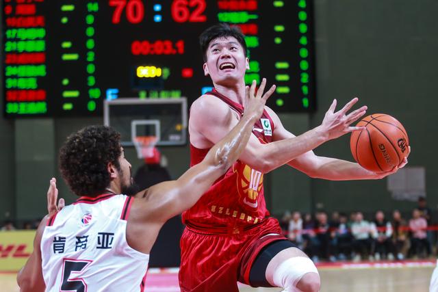 #（体育）篮球——CBA常规赛：深圳马可波罗胜江苏肯帝亚-12.jpg