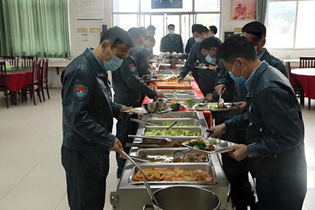 老飞行员讲空勤灶故事：刚入伍炊事兵，值班时偷吃7只酱鸡撑破胃-1.jpg