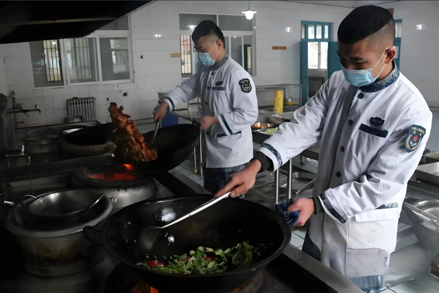 老飞行员讲空勤灶故事：刚入伍炊事兵，值班时偷吃7只酱鸡撑破胃-2.jpg
