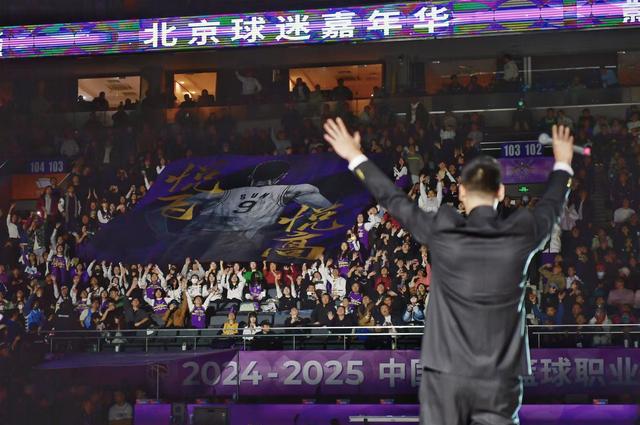 赛季首次“京城德比”精彩收场 北京篮球努力前进-4.jpg