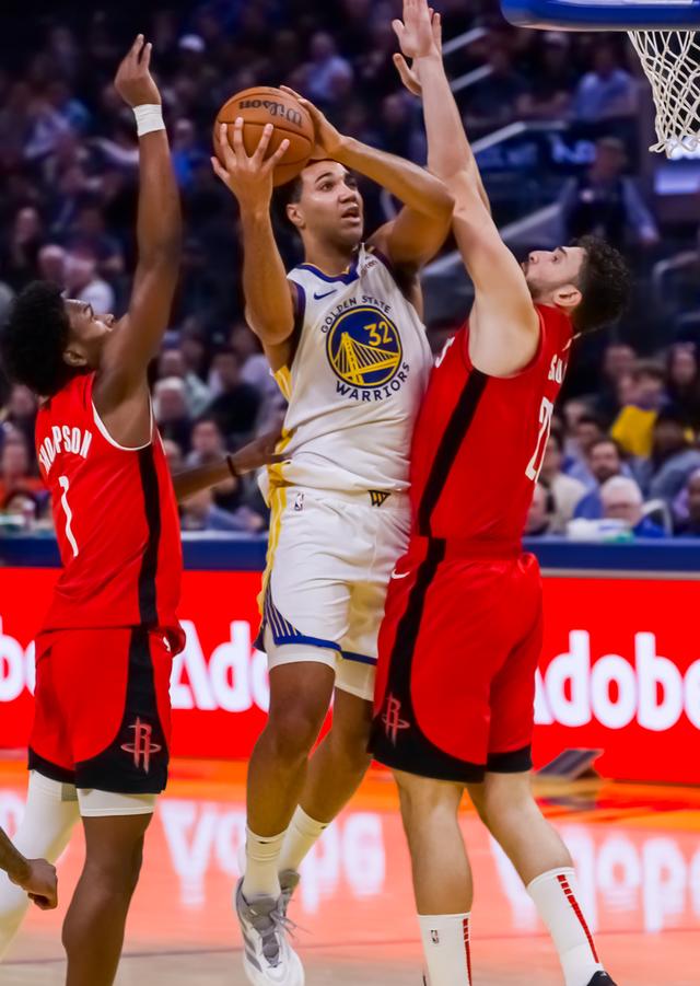 （体育）篮球——NBA常规赛：勇士胜火箭-2.jpg