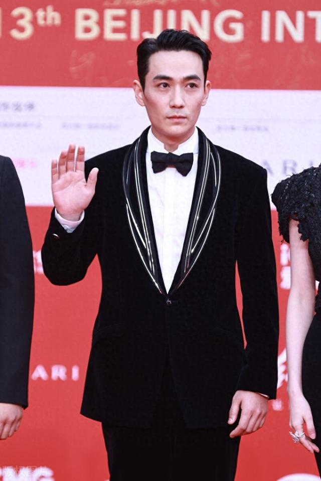 分明一张“普通脸”，偏被夸成“天花板”，这5位明星不脸红吗？-1.jpg