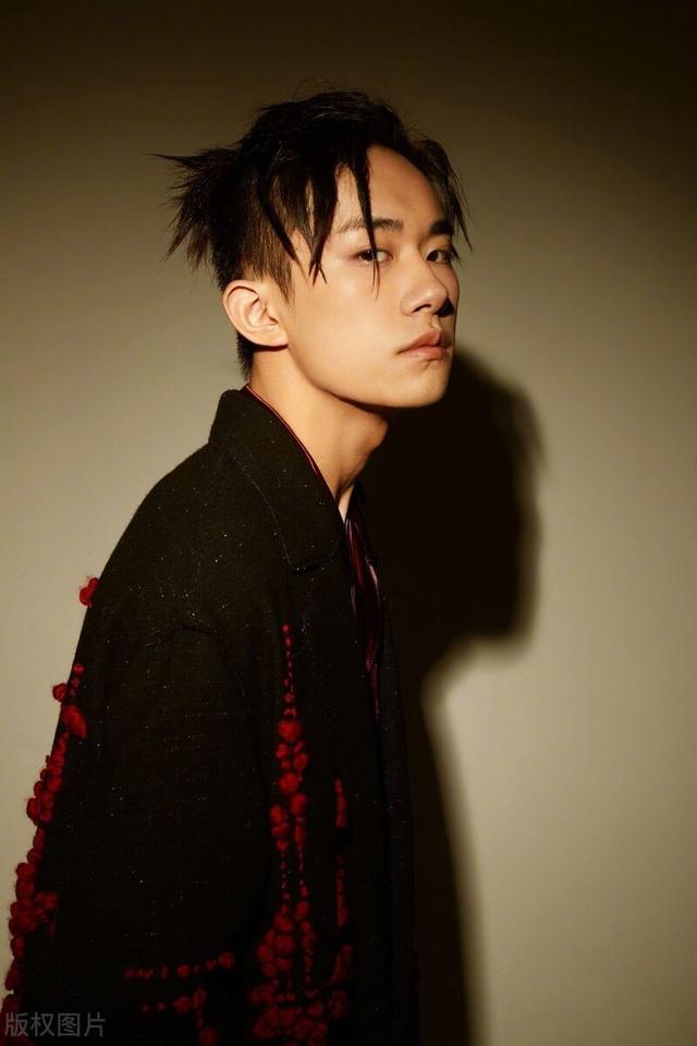 分明一张“普通脸”，偏被夸成“天花板”，这5位明星不脸红吗？-3.jpg