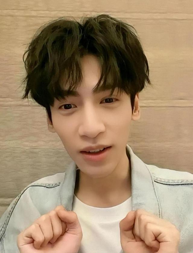 分明一张“普通脸”，偏被夸成“天花板”，这5位明星不脸红吗？-15.jpg