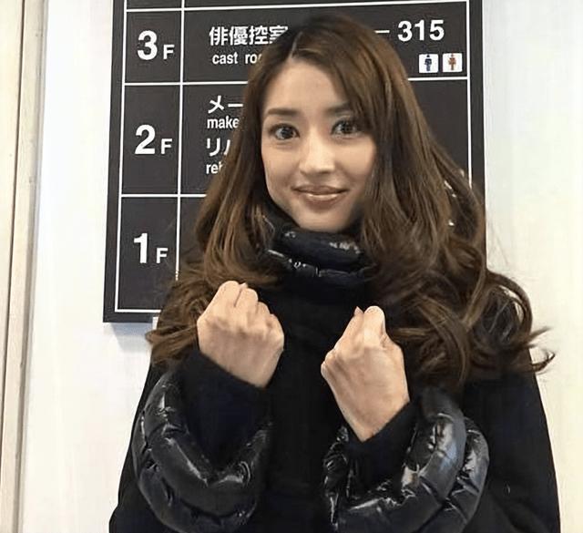 惊鸿一瞥的短效美颜：十位明星的颜值变迁与岁月感悟-6.jpg