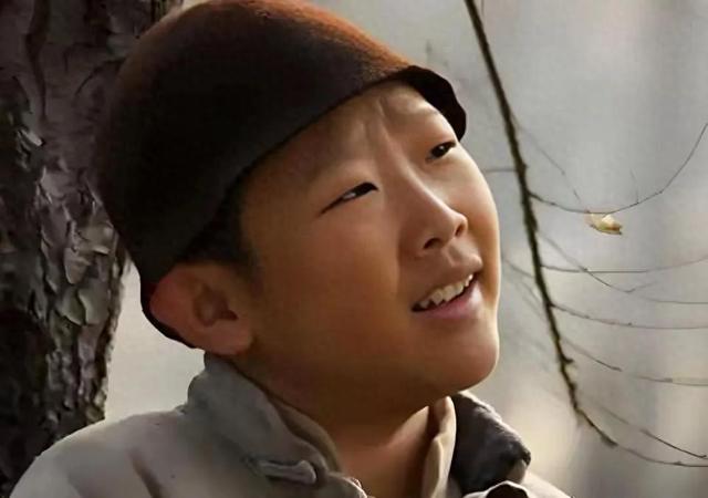 明星侯祥：9岁停止发育，出道多年只能演小孩，和妻子同框像母子-1.jpg