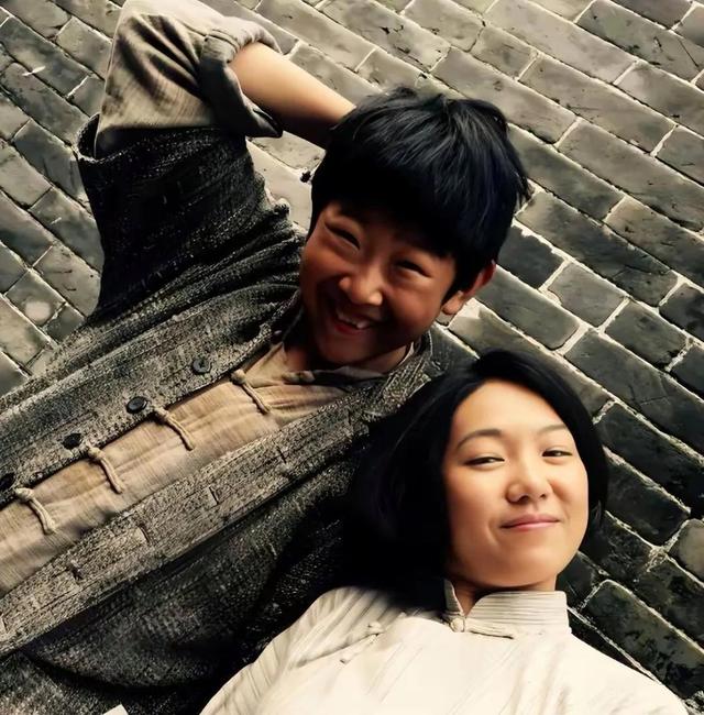 明星侯祥：9岁停止发育，出道多年只能演小孩，和妻子同框像母子-2.jpg