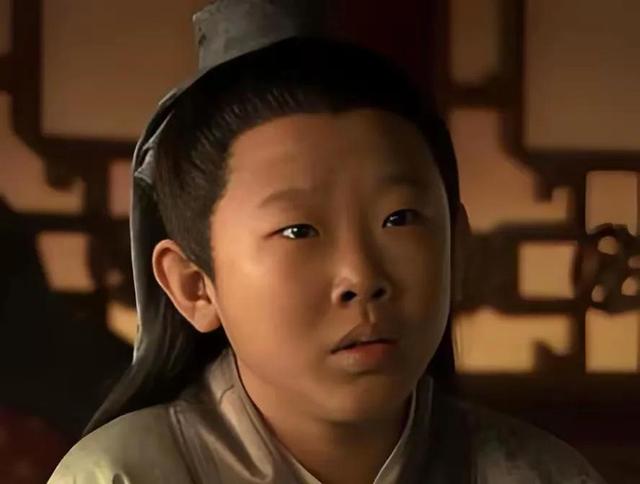 明星侯祥：9岁停止发育，出道多年只能演小孩，和妻子同框像母子-5.jpg