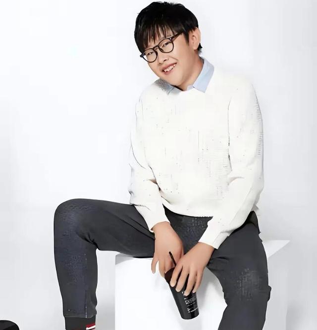 明星侯祥：9岁停止发育，出道多年只能演小孩，和妻子同框像母子-9.jpg