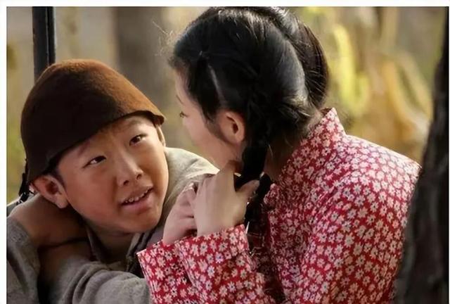 明星侯祥：9岁停止发育，出道多年只能演小孩，和妻子同框像母子-12.jpg
