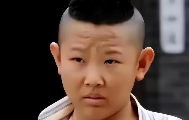 明星侯祥：9岁停止发育，出道多年只能演小孩，和妻子同框像母子-14.jpg