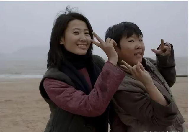 明星侯祥：9岁停止发育，出道多年只能演小孩，和妻子同框像母子-16.jpg