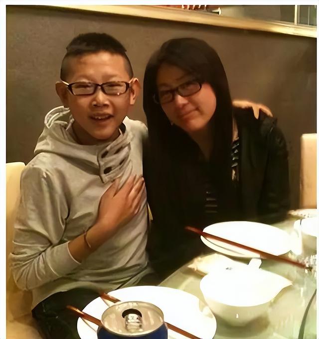 明星侯祥：9岁停止发育，出道多年只能演小孩，和妻子同框像母子-18.jpg