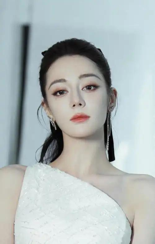 明星被素人抢风头？丞磊同框输了，热巴身材比不过，倪妮颜值被秒-8.jpg