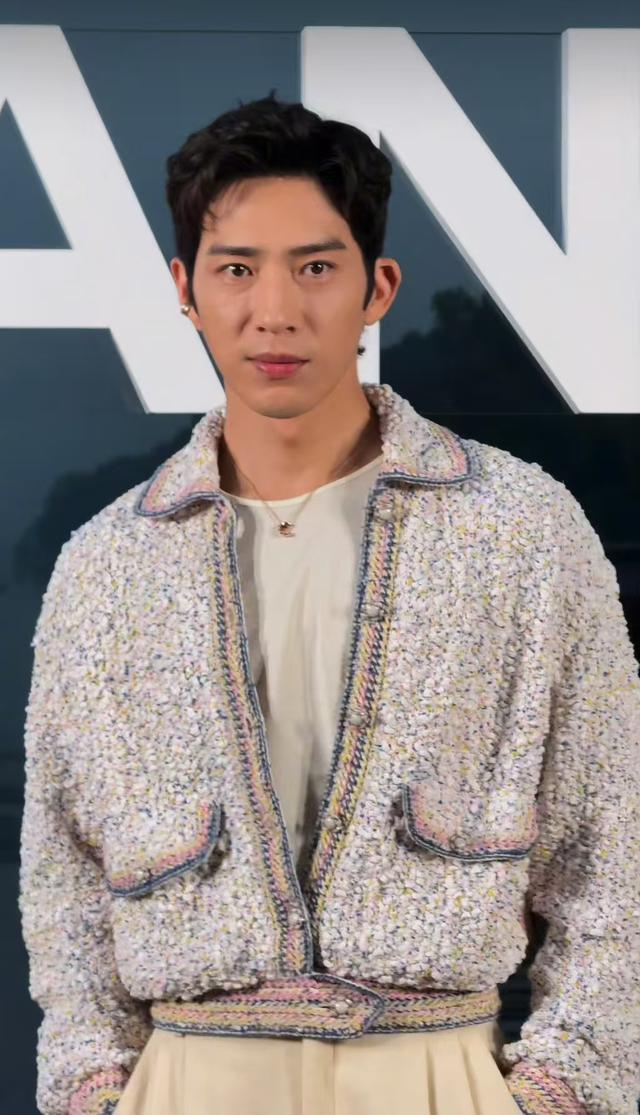 外媒镜头下明星们纷纷原形毕露，陈伟霆变俄罗斯大妈王一博没睡醒-4.jpg