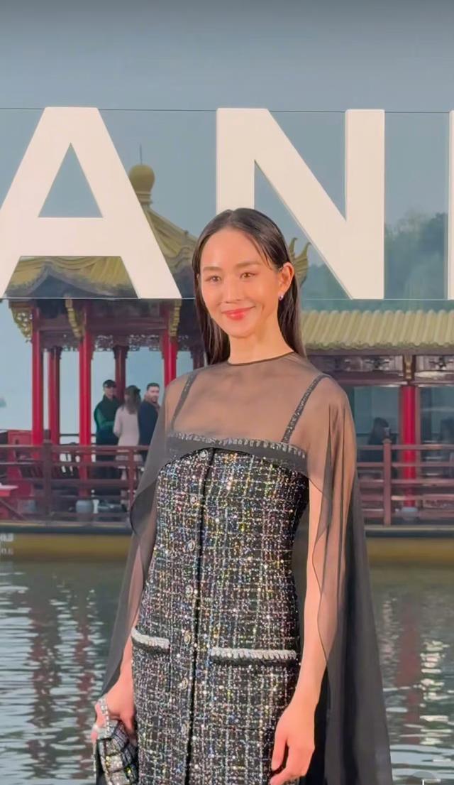 外媒镜头下明星们纷纷原形毕露，陈伟霆变俄罗斯大妈王一博没睡醒-10.jpg