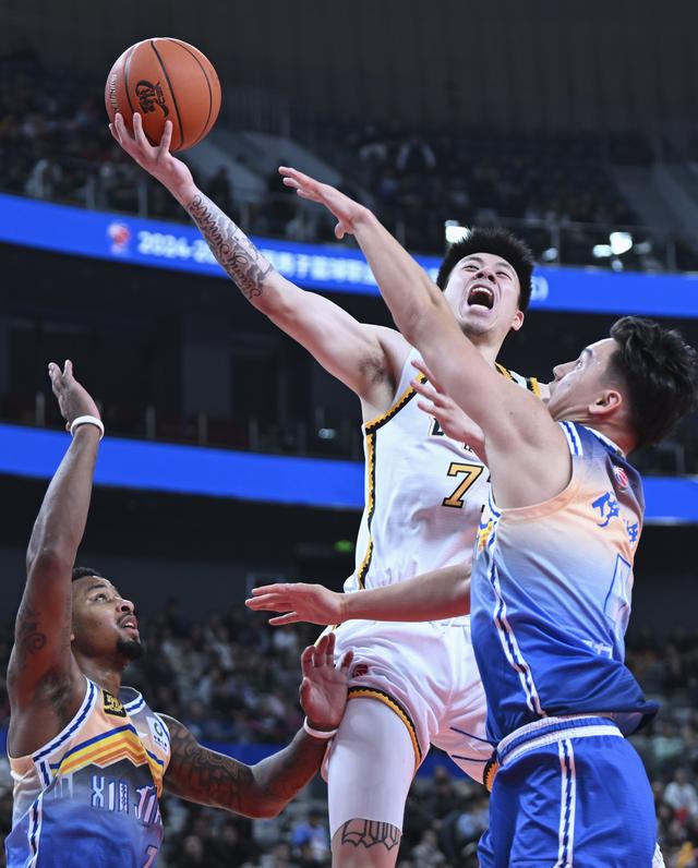 （体育）篮球——CBA常规赛：新疆伊力特胜辽宁本钢-10.jpg