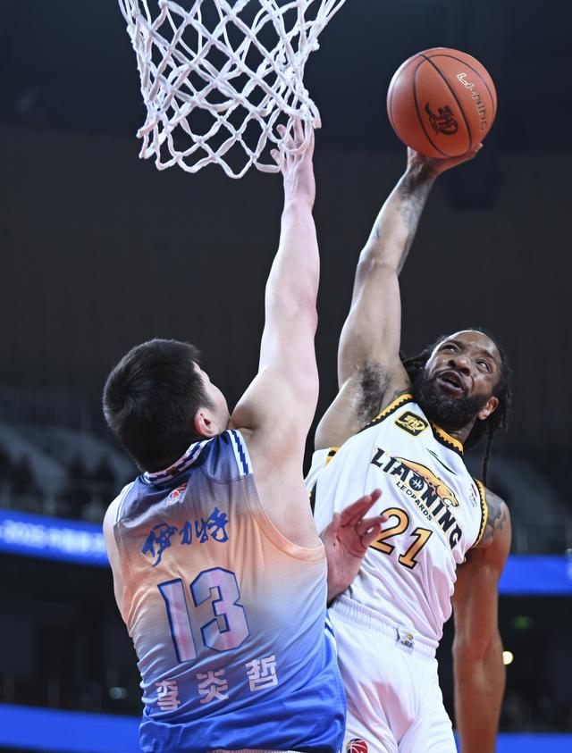 （体育）篮球——CBA常规赛：新疆伊力特胜辽宁本钢-17.jpg