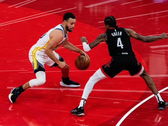 （体育）篮球——NBA杯赛：火箭胜勇士 晋级半决赛-1.jpg