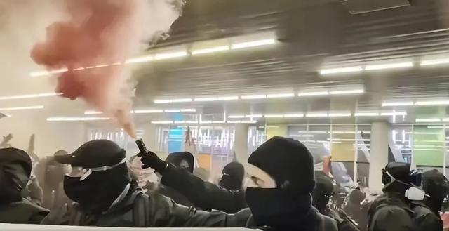 加拿大蒙特利尔爆发骚乱，特鲁多却在演唱会上跳舞唱歌-3.jpg