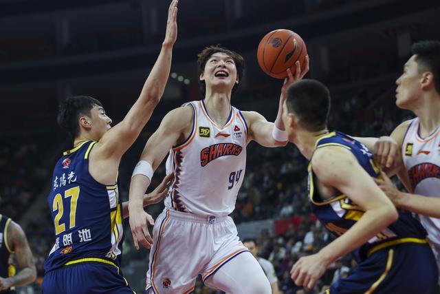 #（体育）篮球——CBA常规赛：广东东阳光不敌上海久事-5.jpg