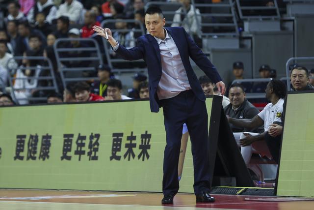 #（体育）篮球——CBA常规赛：广东东阳光不敌上海久事-7.jpg