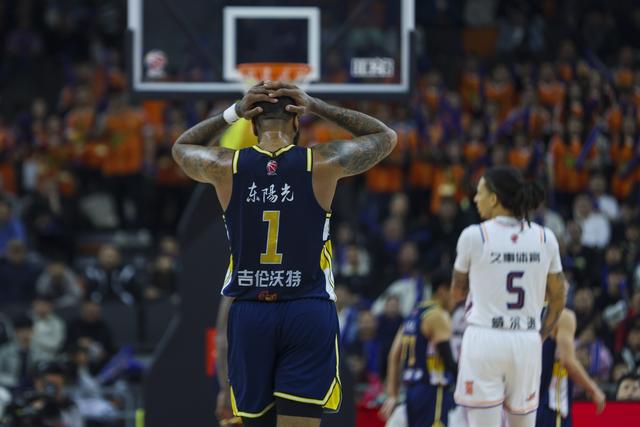 #（体育）篮球——CBA常规赛：广东东阳光不敌上海久事-8.jpg