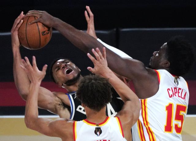 （体育）篮球——NBA杯赛：雄鹿胜老鹰-1.jpg