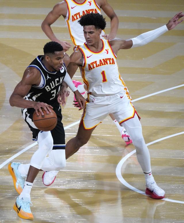 （体育）篮球——NBA杯赛：雄鹿胜老鹰-2.jpg