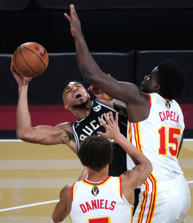 （体育）篮球——NBA杯赛：雄鹿胜老鹰-3.jpg
