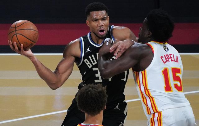 （体育）篮球——NBA杯赛：雄鹿胜老鹰-6.jpg
