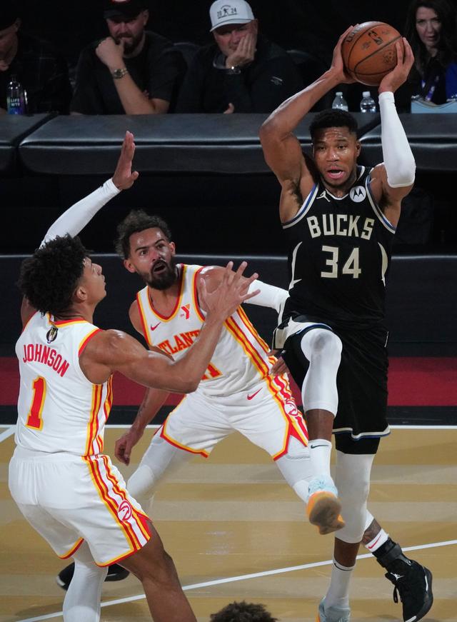 （体育）篮球——NBA杯赛：雄鹿胜老鹰-4.jpg
