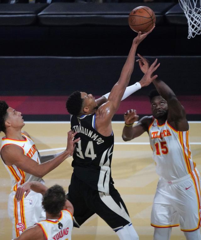 （体育）篮球——NBA杯赛：雄鹿胜老鹰-5.jpg