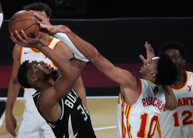 （体育）篮球——NBA杯赛：雄鹿胜老鹰-7.jpg