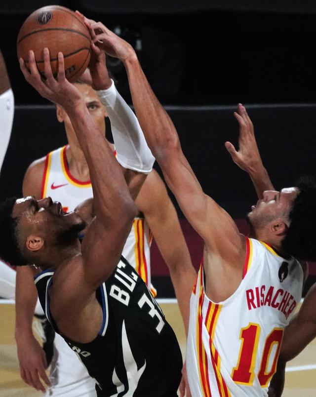 （体育）篮球——NBA杯赛：雄鹿胜老鹰-8.jpg