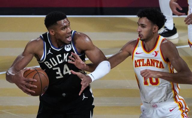 （体育）篮球——NBA杯赛：雄鹿胜老鹰-9.jpg