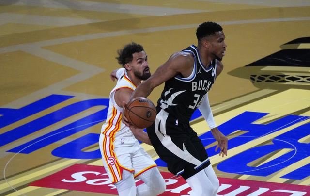 （体育）篮球——NBA杯赛：雄鹿胜老鹰-11.jpg