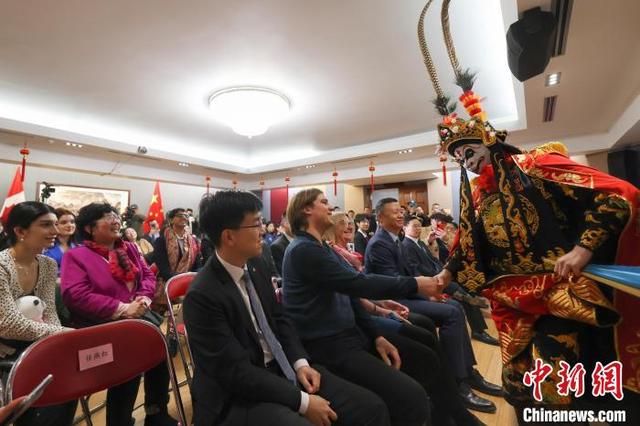 中国驻多伦多总领馆举办开放日庆祝建馆40周年-2.jpg