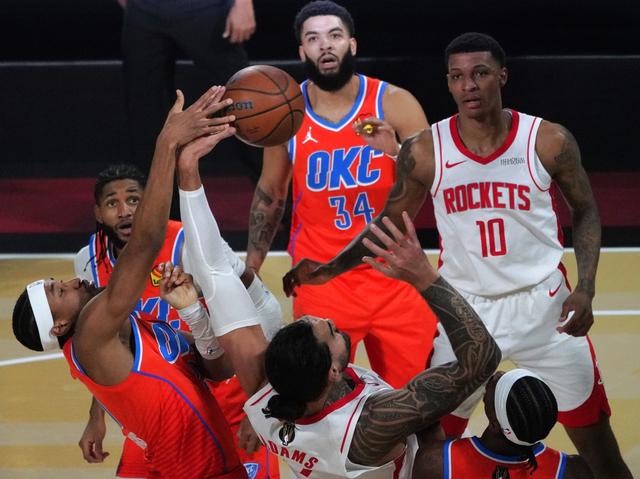 （体育）篮球——NBA杯赛：雷霆胜火箭-4.jpg