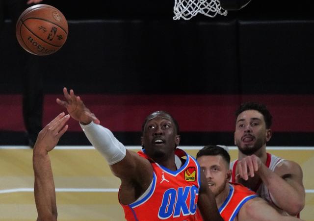 （体育）篮球——NBA杯赛：雷霆胜火箭-9.jpg