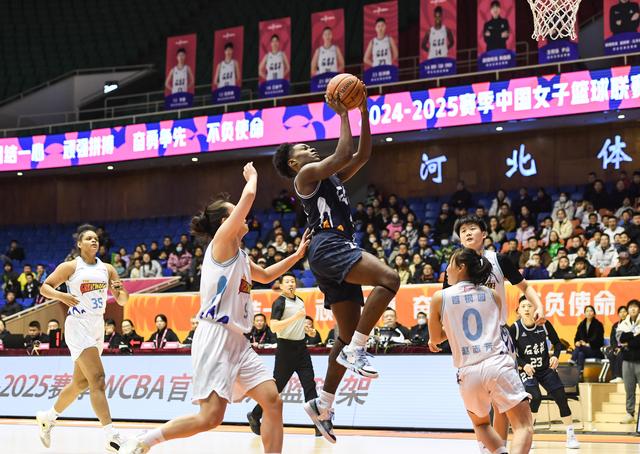 #（体育）篮球——WCBA常规赛：石家庄英励不敌北京首钢园-2.jpg