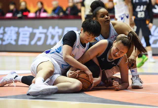 #（体育）篮球——WCBA常规赛：石家庄英励不敌北京首钢园-3.jpg