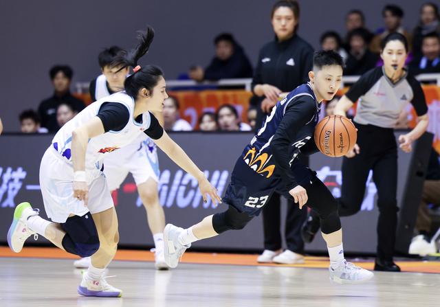 #（体育）篮球——WCBA常规赛：石家庄英励不敌北京首钢园-11.jpg