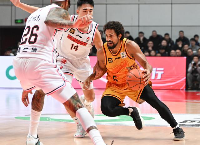 #（体育）篮球——CBA常规赛：江苏肯帝亚队不敌广东东阳光队-7.jpg